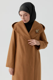 Kapüşonlu Broş Detaylı Keçe Kaban - Camel TUGBA
