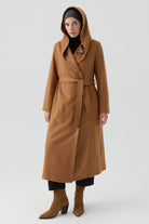 Kapüşonlu Broş Detaylı Keçe Kaban - Camel TUGBA