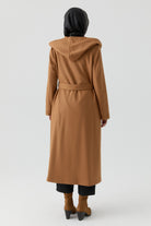 Kapüşonlu Broş Detaylı Keçe Kaban - Camel TUGBA