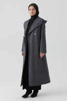 Kapüşonlu Broş Detaylı Keçe Kaban - Füme TUGBA