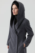 Kapüşonlu Broş Detaylı Keçe Kaban - Füme TUGBA