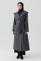 Kapüşonlu Broş Detaylı Keçe Kaban - Füme TUGBA