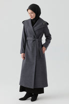 Kapüşonlu Broş Detaylı Keçe Kaban - Füme TUGBA