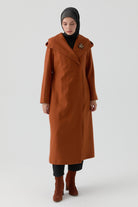 Kapüşonlu Broş Detaylı Keçe Kaban - Kiremit TUGBA