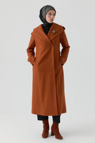 Kapüşonlu Broş Detaylı Keçe Kaban - Kiremit TUGBA