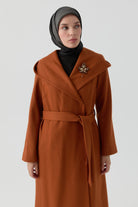 Kapüşonlu Broş Detaylı Keçe Kaban - Kiremit TUGBA