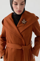 Kapüşonlu Broş Detaylı Keçe Kaban - Kiremit TUGBA