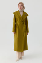 Kapüşonlu Broş Detaylı Keçe Kaban - Olive TUGBA