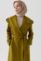 Kapüşonlu Broş Detaylı Keçe Kaban - Olive TUGBA