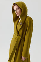 Kapüşonlu Broş Detaylı Keçe Kaban - Olive TUGBA