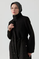 Bel Bağcıklı Kapitone Garnili Kaban - Siyah TUGBA