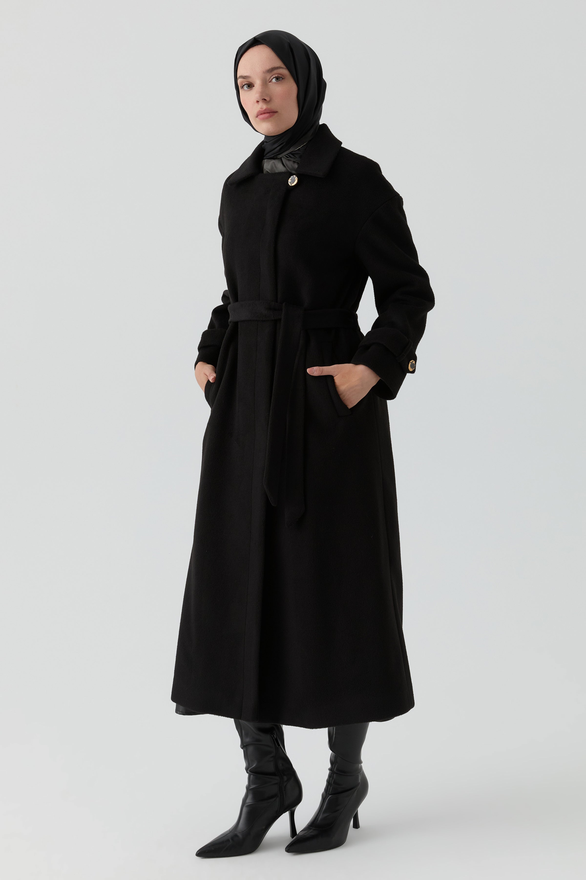 Kol Bant Detaylı Manto - Siyah TUGBA