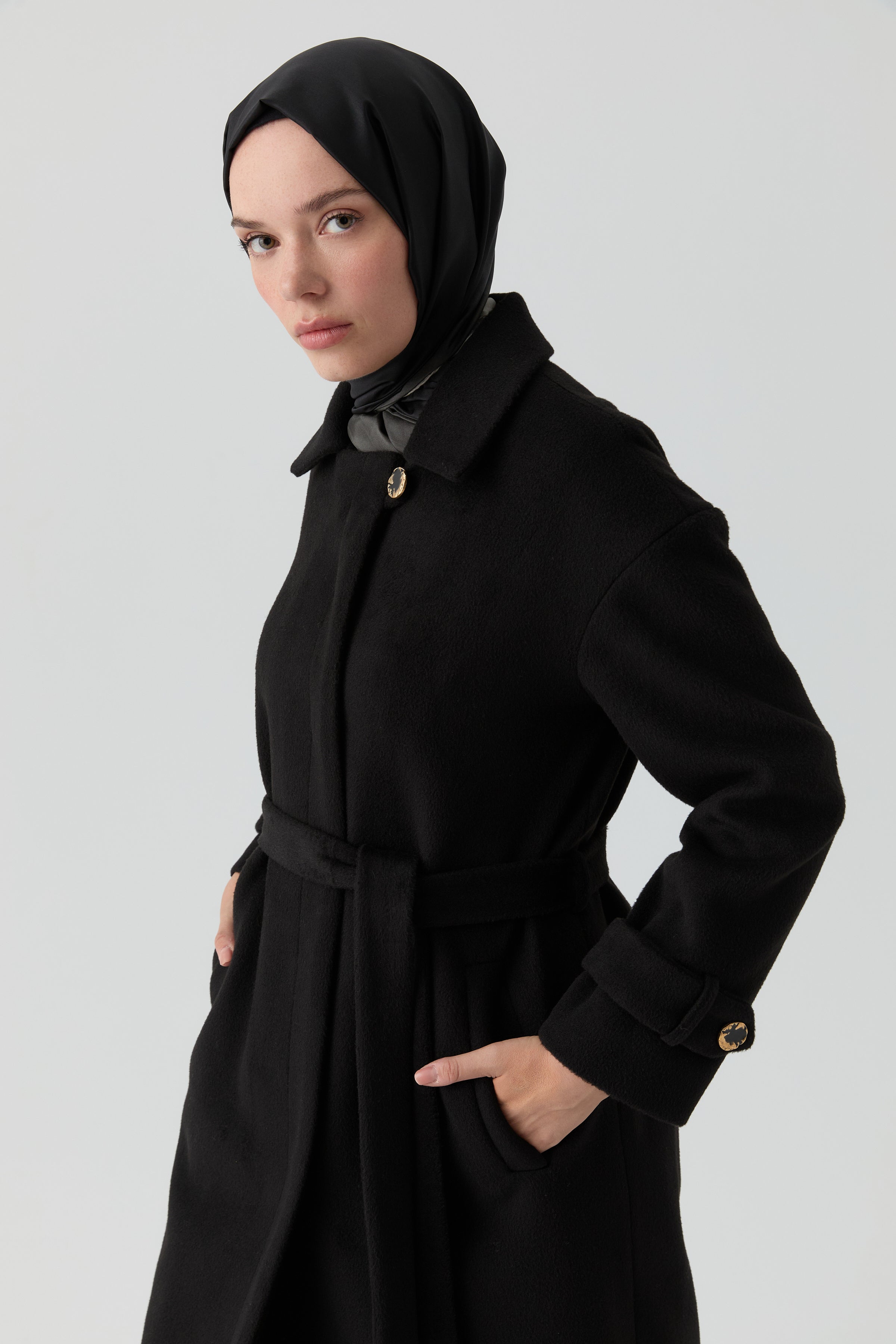 Kol Bant Detaylı Manto - Siyah TUGBA