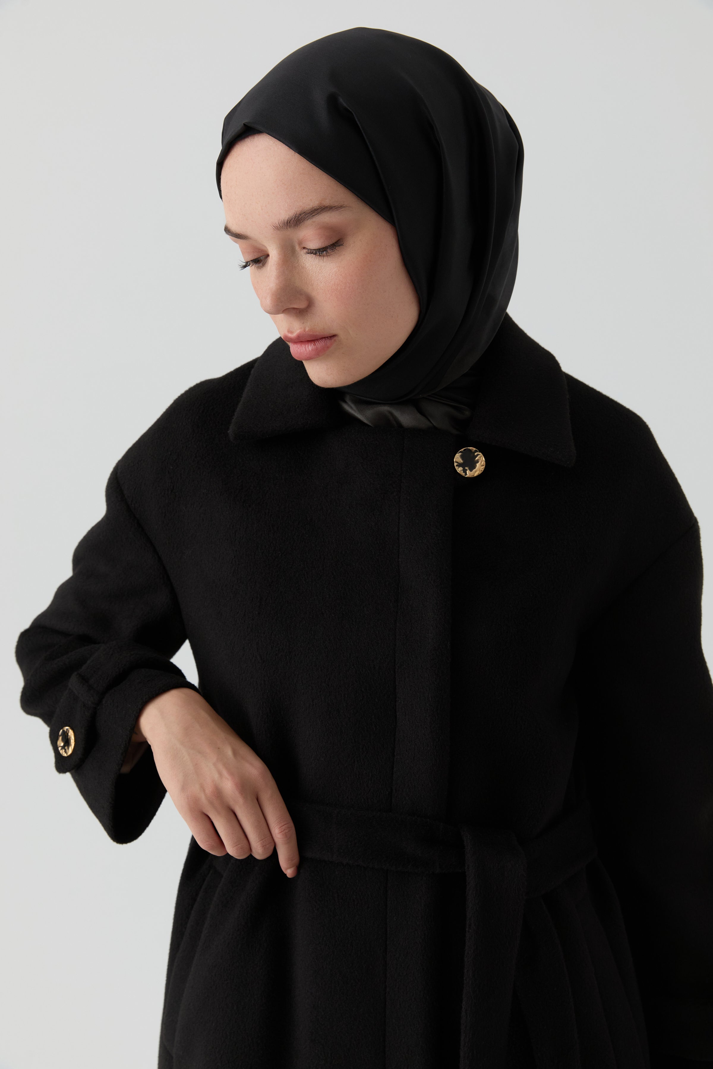 Kol Bant Detaylı Manto - Siyah TUGBA