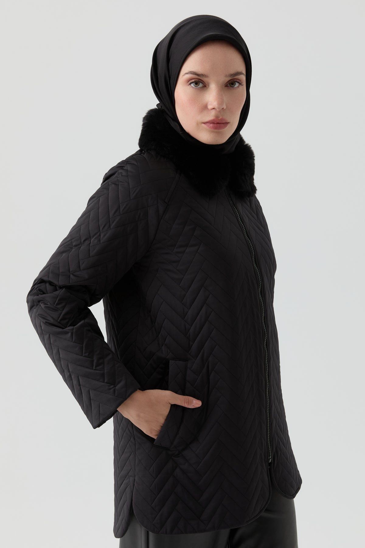 Peluş Garnili Kapitone Kaban - Siyah TUGBA