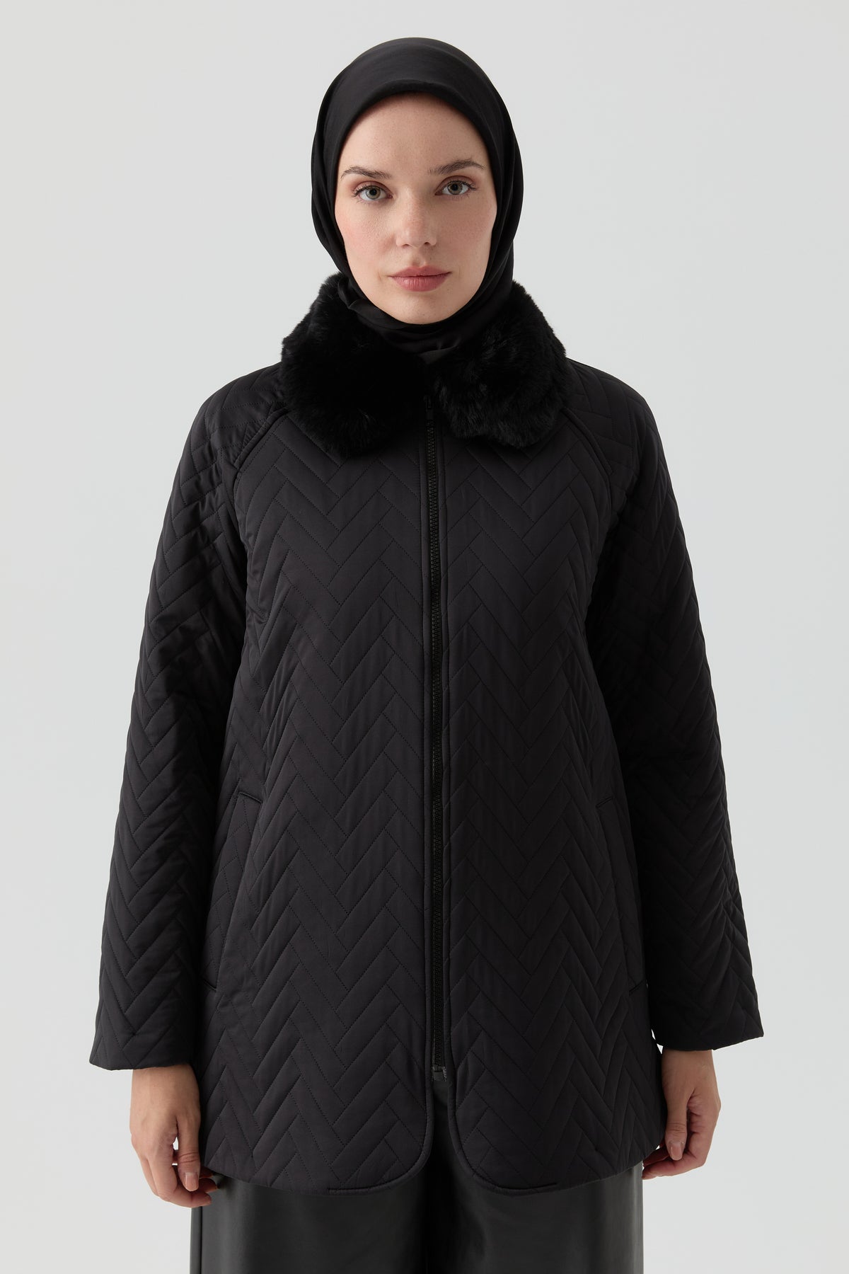 Peluş Garnili Kapitone Kaban - Siyah TUGBA
