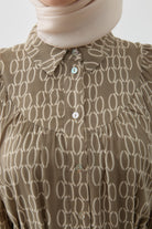 Robalı Büzgü Detaylı Desenli Elbise - Vizon TUGBA