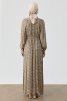 Robalı Büzgü Detaylı Desenli Elbise - Vizon TUGBA