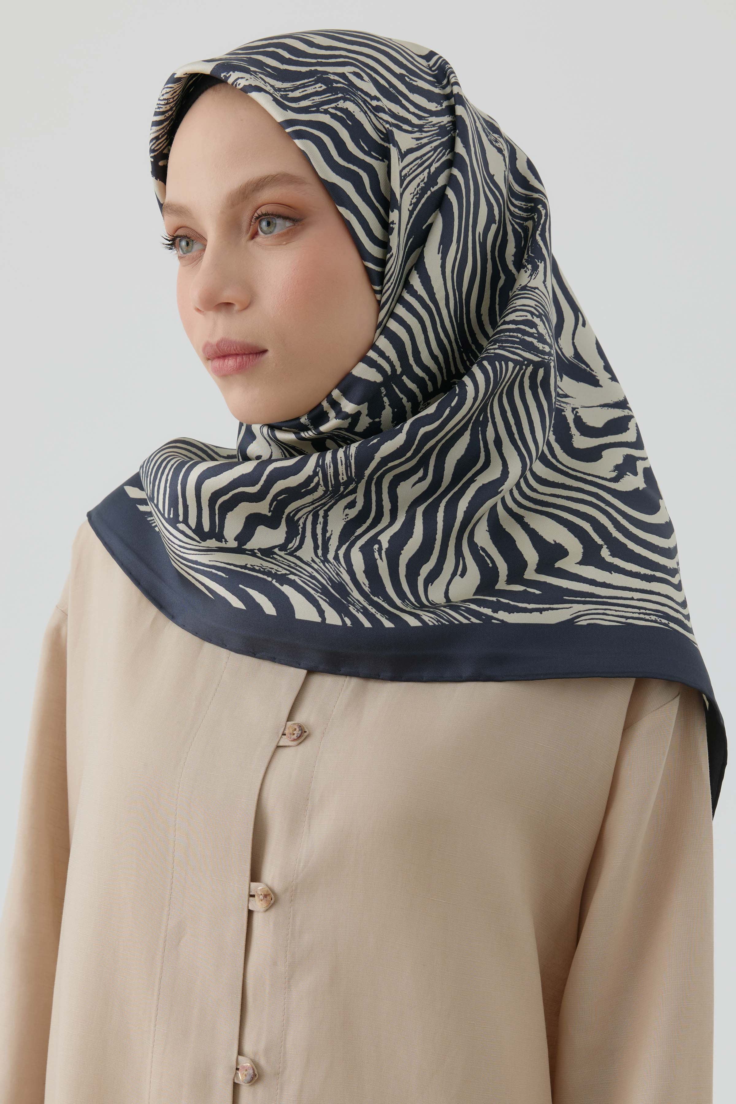 Nilda Twill İpek Eşarp - Lacivert-Bej TUGBA