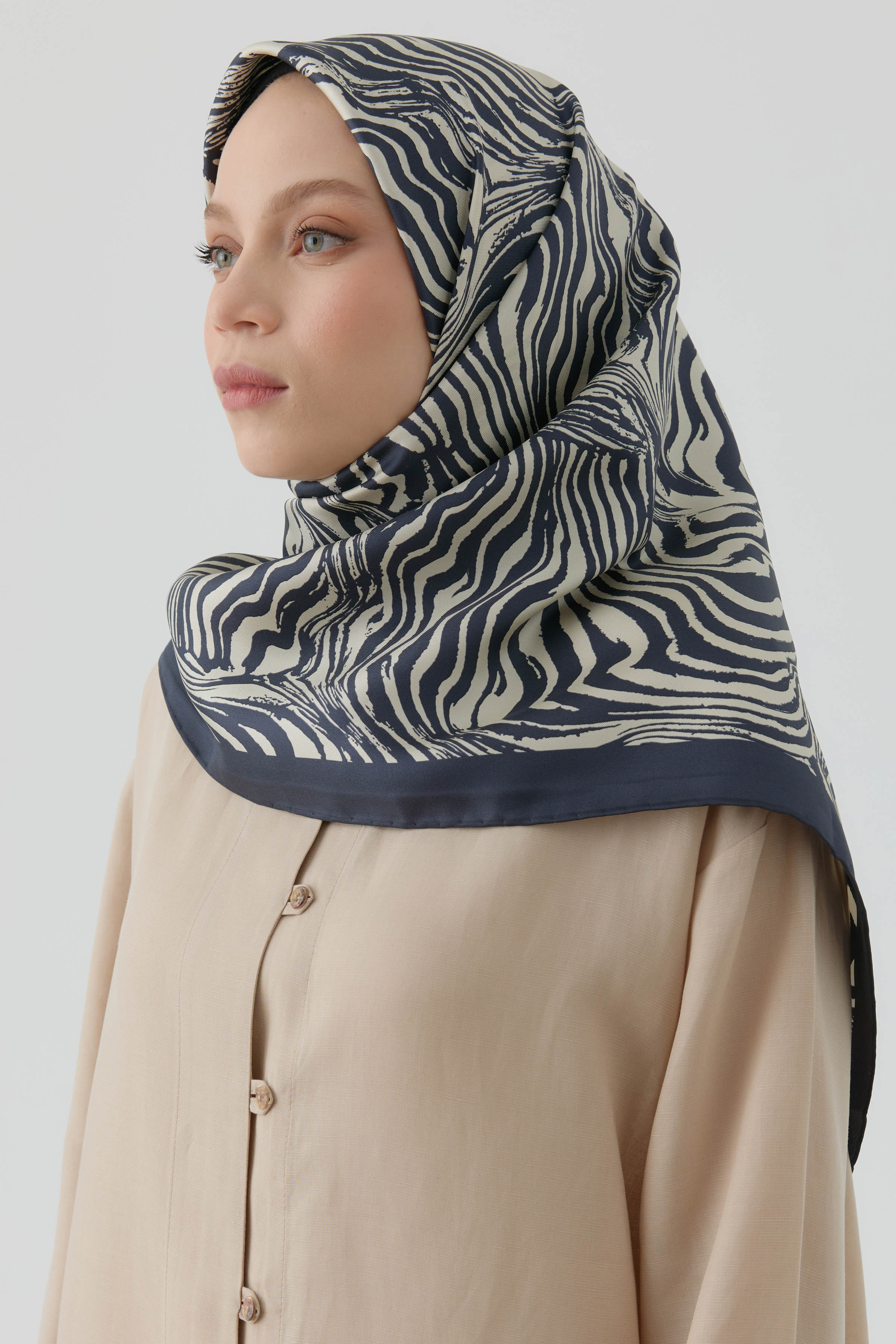 Nilda Twill İpek Eşarp - Lacivert-Bej TUGBA