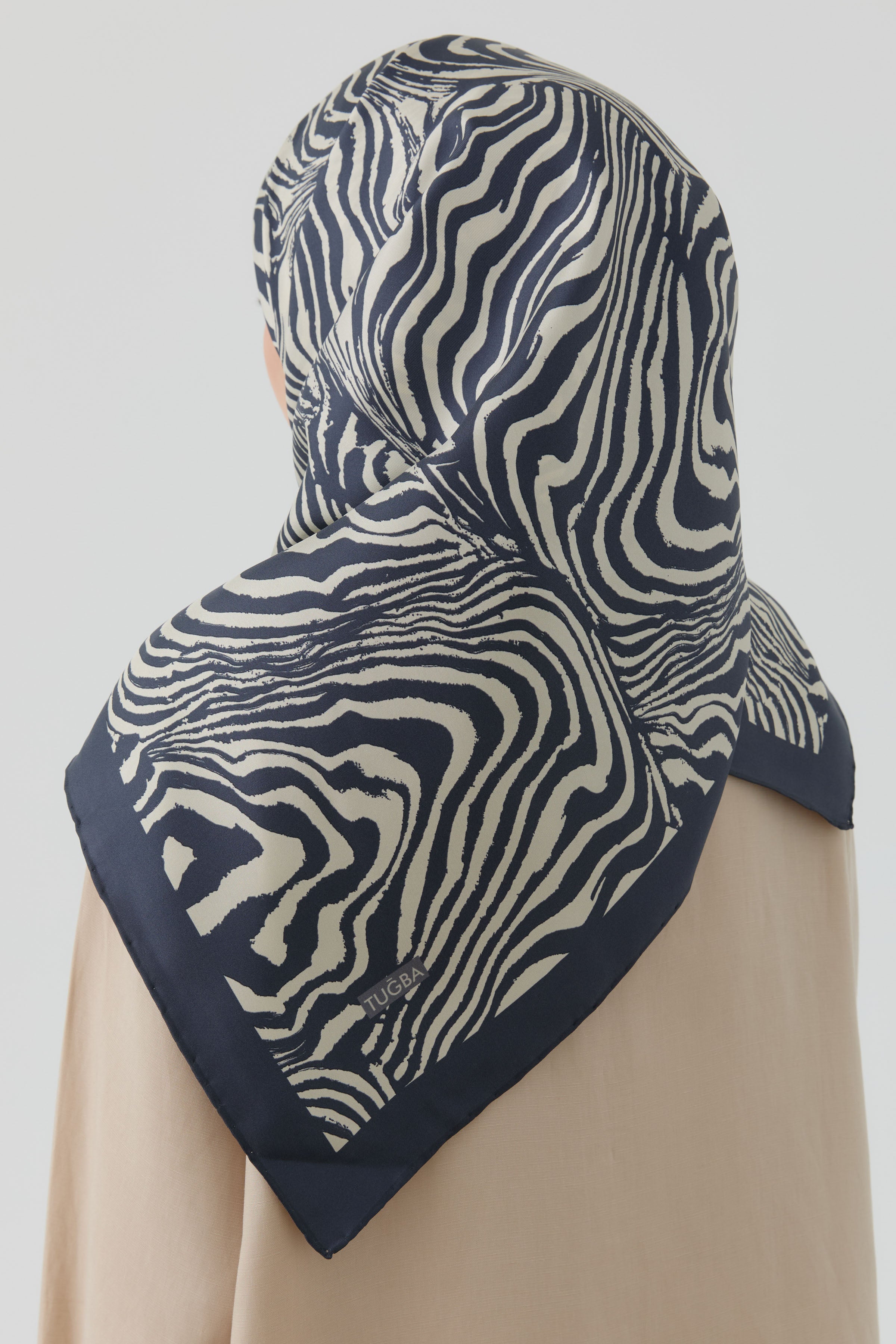 Nilda Twill İpek Eşarp - Lacivert-Bej TUGBA