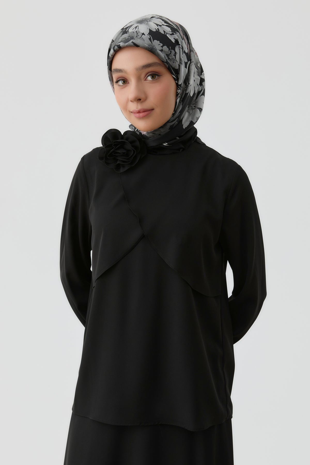 Gül Broşlu Bluz Etek Takım - Siyah
