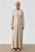 Plikaşe Detaylı Kemerli Elbise - Bej TUGBA