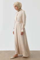 Plikaşe Detaylı Kemerli Elbise - Bej TUGBA