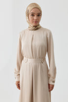 Plikaşe Detaylı Kemerli Elbise - Bej TUGBA