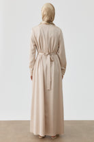 Plikaşe Detaylı Kemerli Elbise - Bej TUGBA