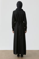 Plikaşe Detaylı Kemerli Elbise - Siyah TUGBA