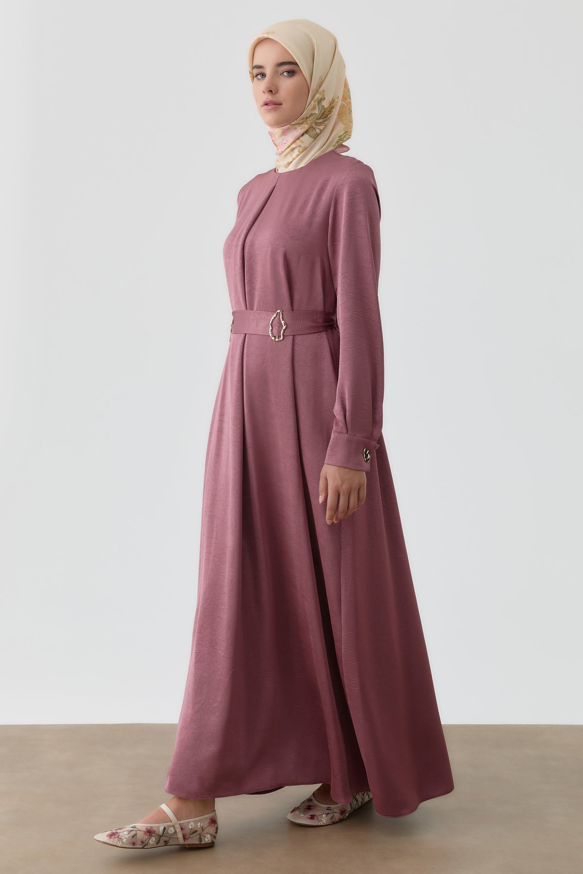Vestido con cinturón y detalle de pliegues - Marsala