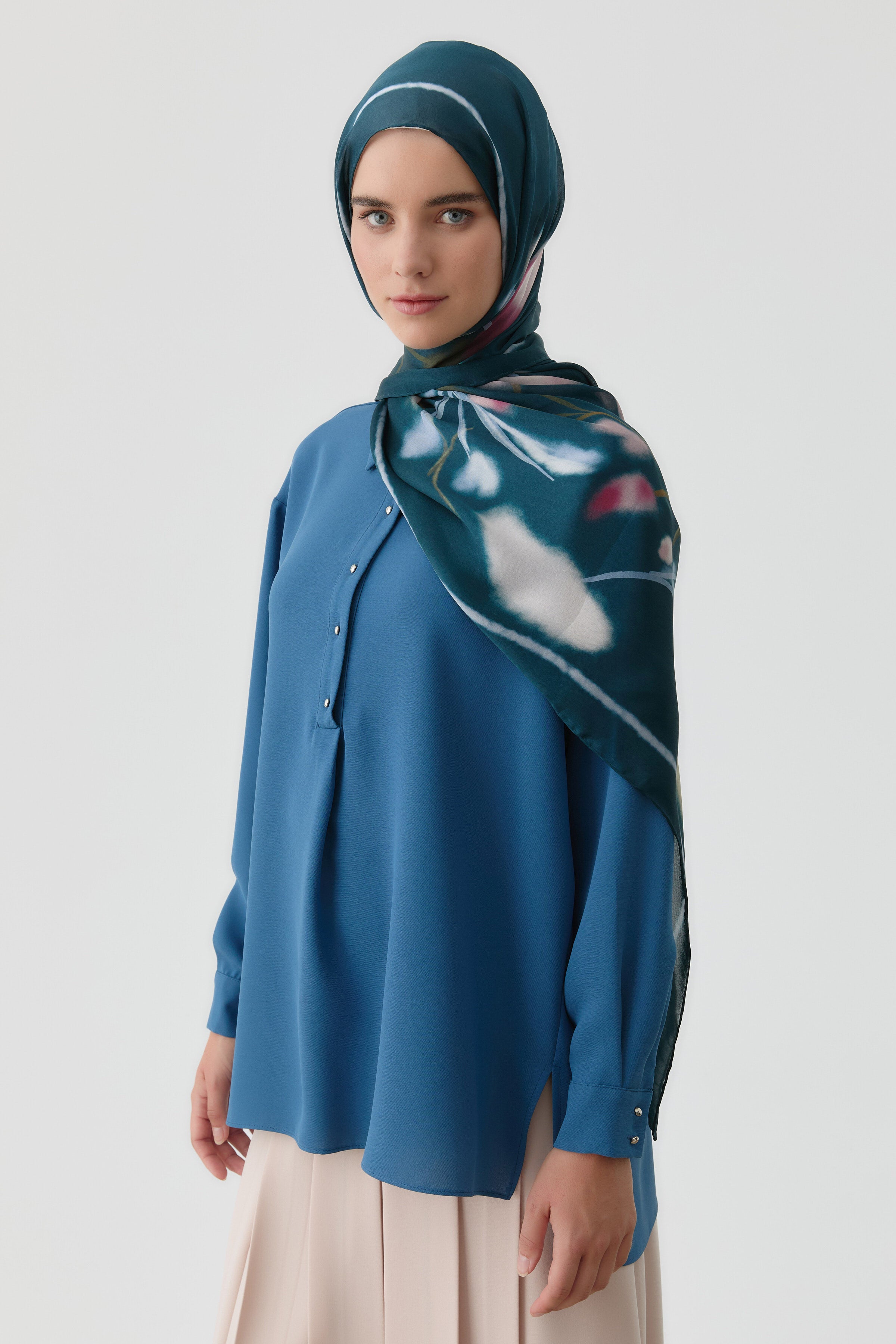 Yırtmaçlı Asimetrik Kesim Bluz - Mavi TUGBA