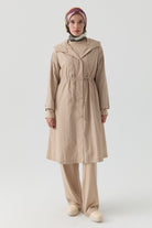 Bağcık Detaylı Yağmurluk - Bej TUGBA