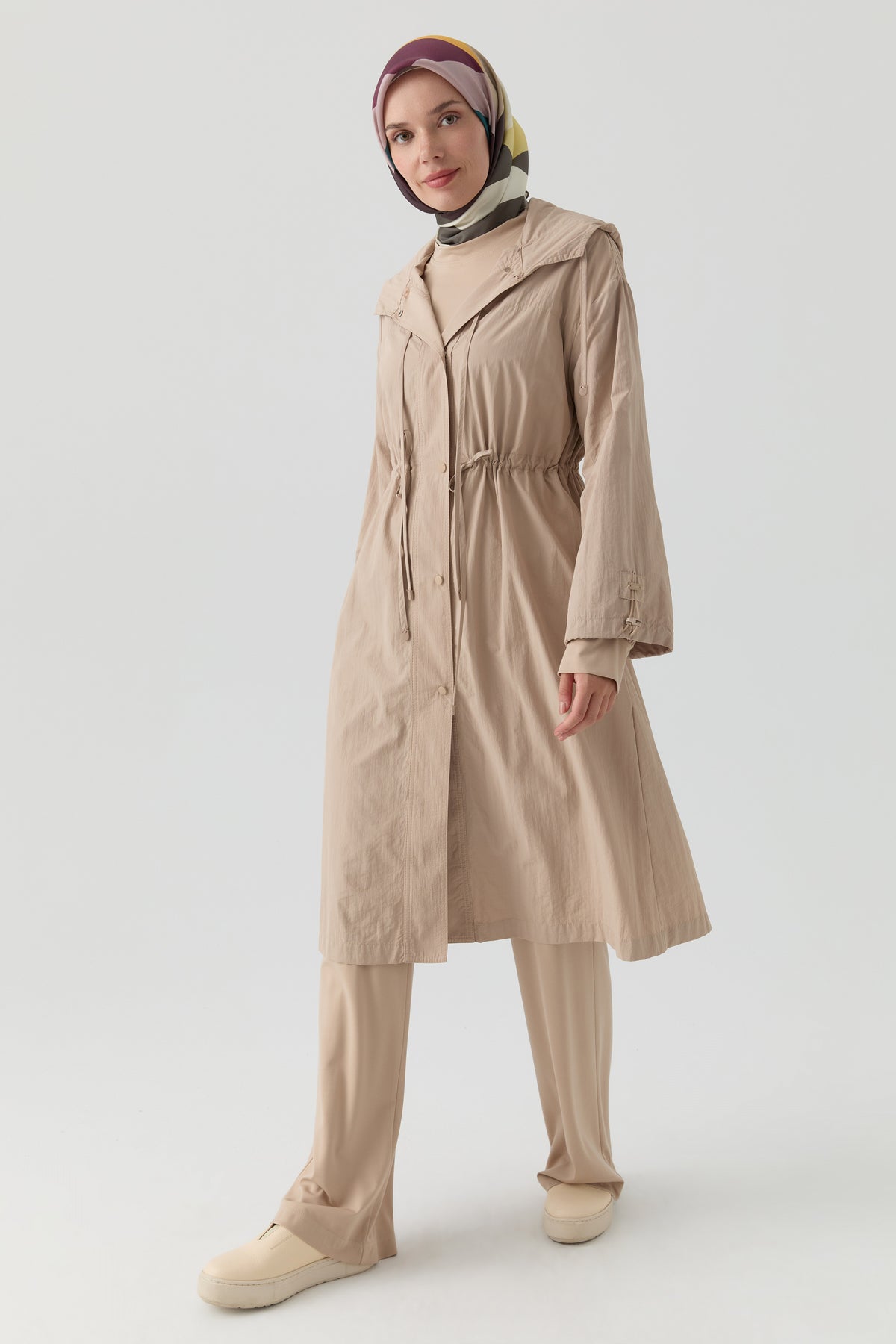 Impermeable con detalle de encaje - Beige