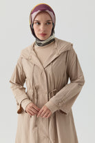 Bağcık Detaylı Yağmurluk - Bej TUGBA
