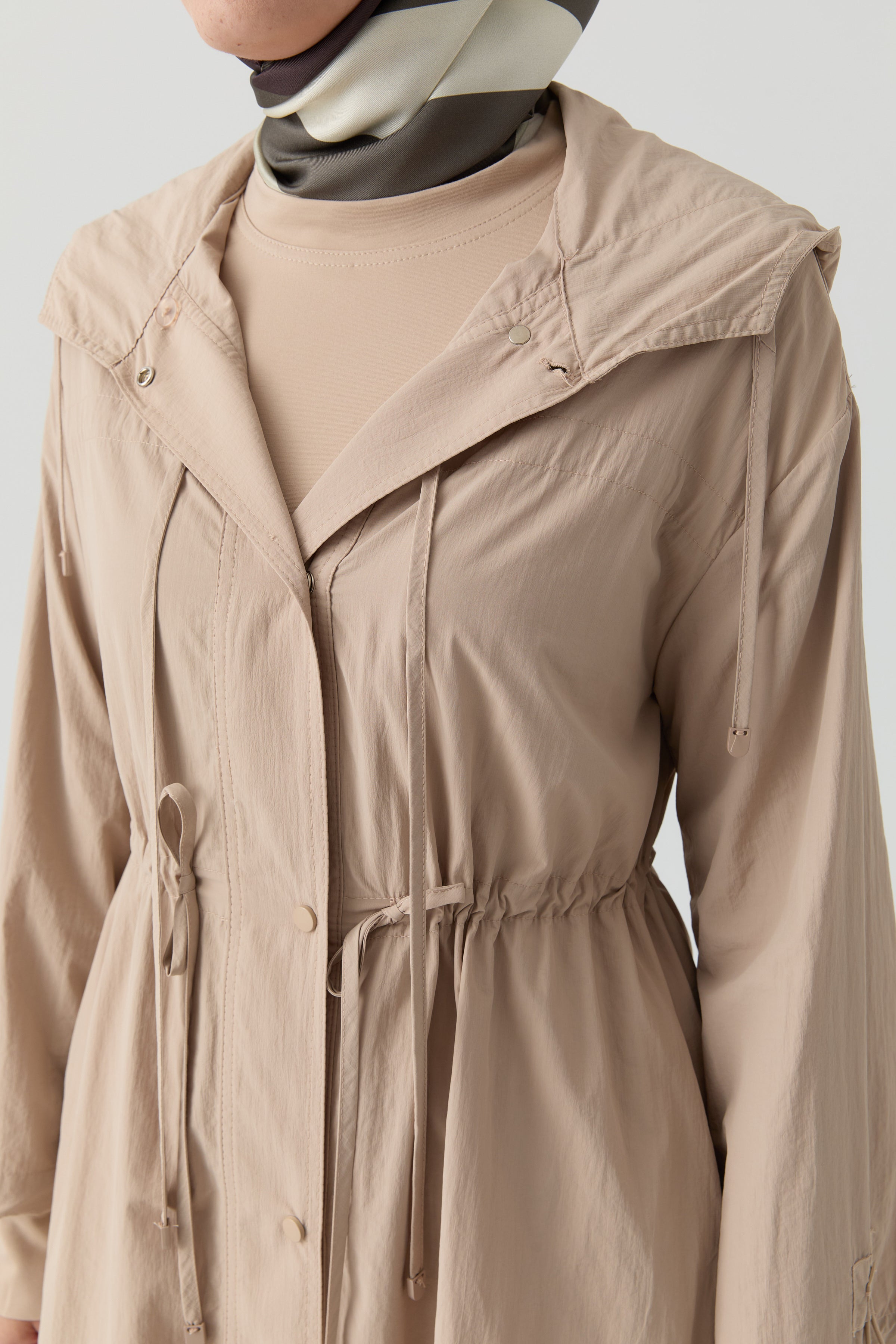 Bağcık Detaylı Yağmurluk - Bej TUGBA