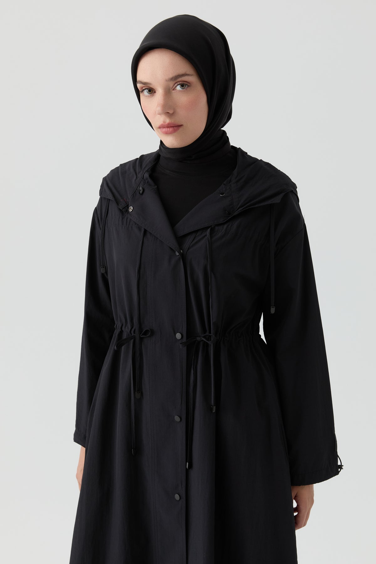 Bağcık Detaylı Yağmurluk - Siyah TUGBA