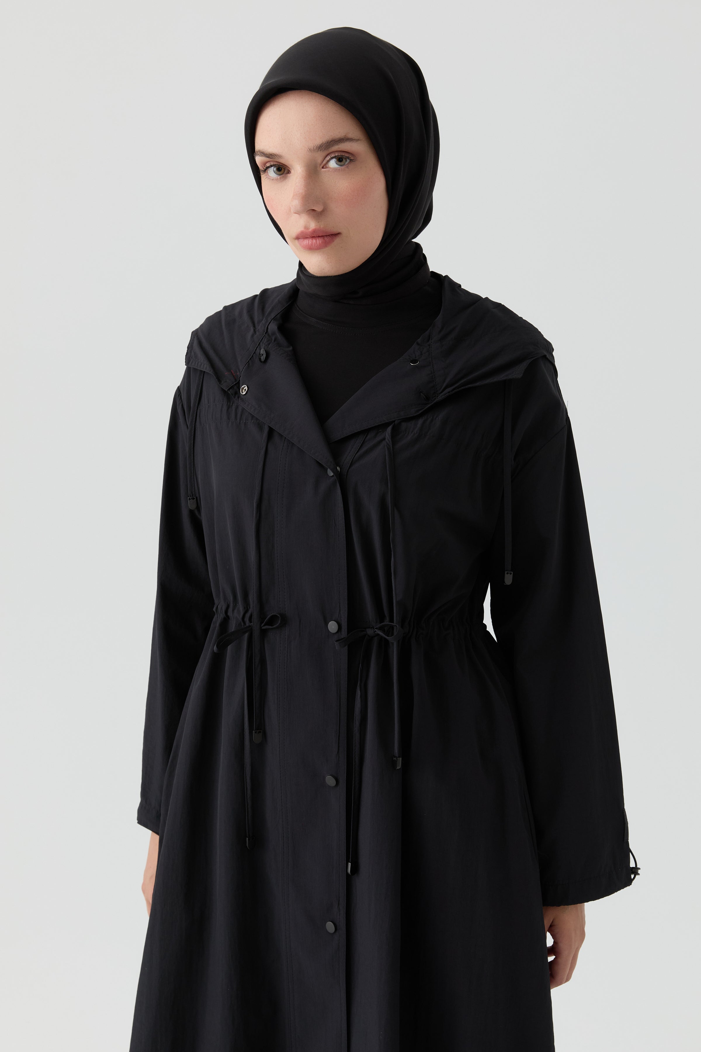 Bağcık Detaylı Yağmurluk - Siyah TUGBA