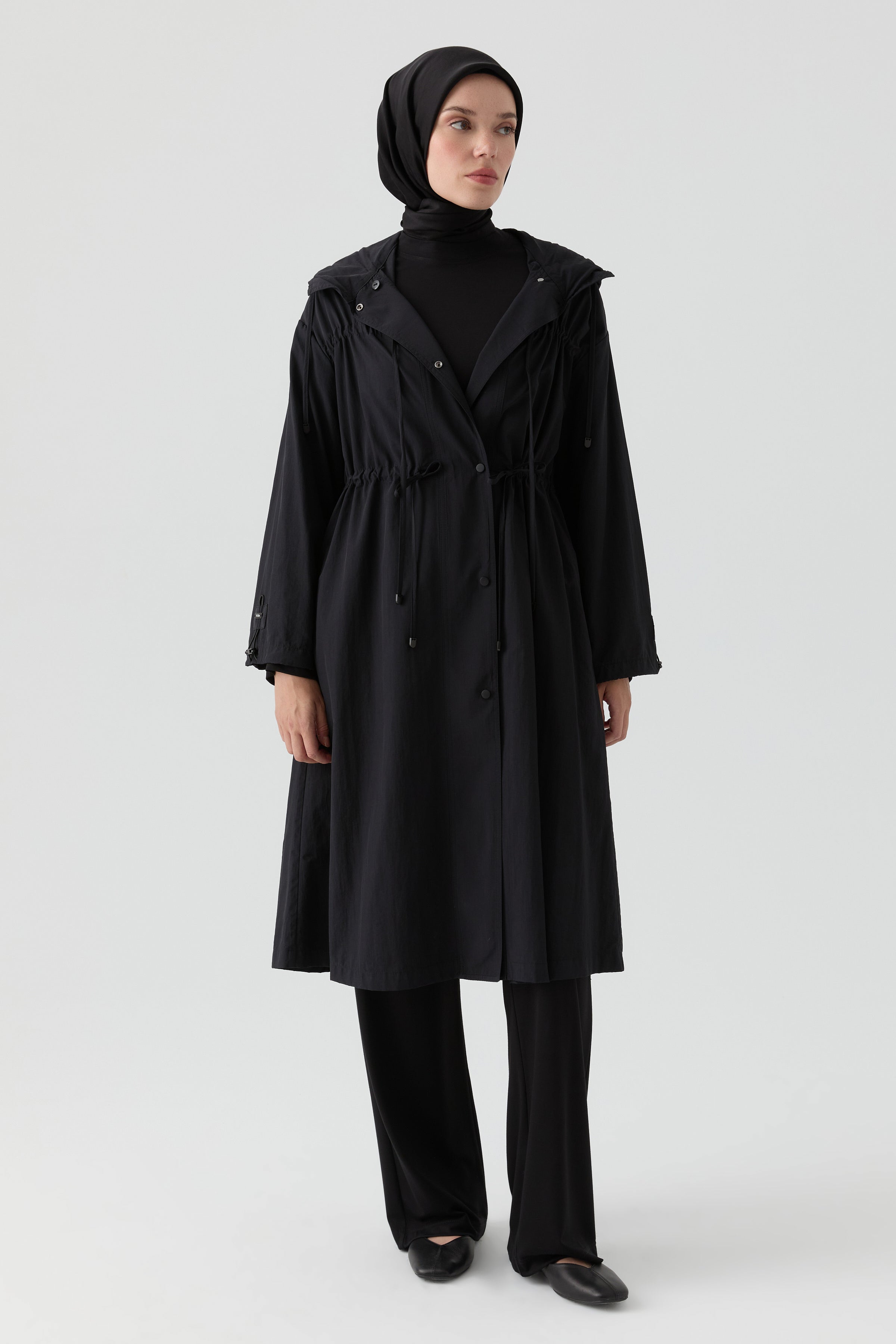 Bağcık Detaylı Yağmurluk - Siyah TUGBA