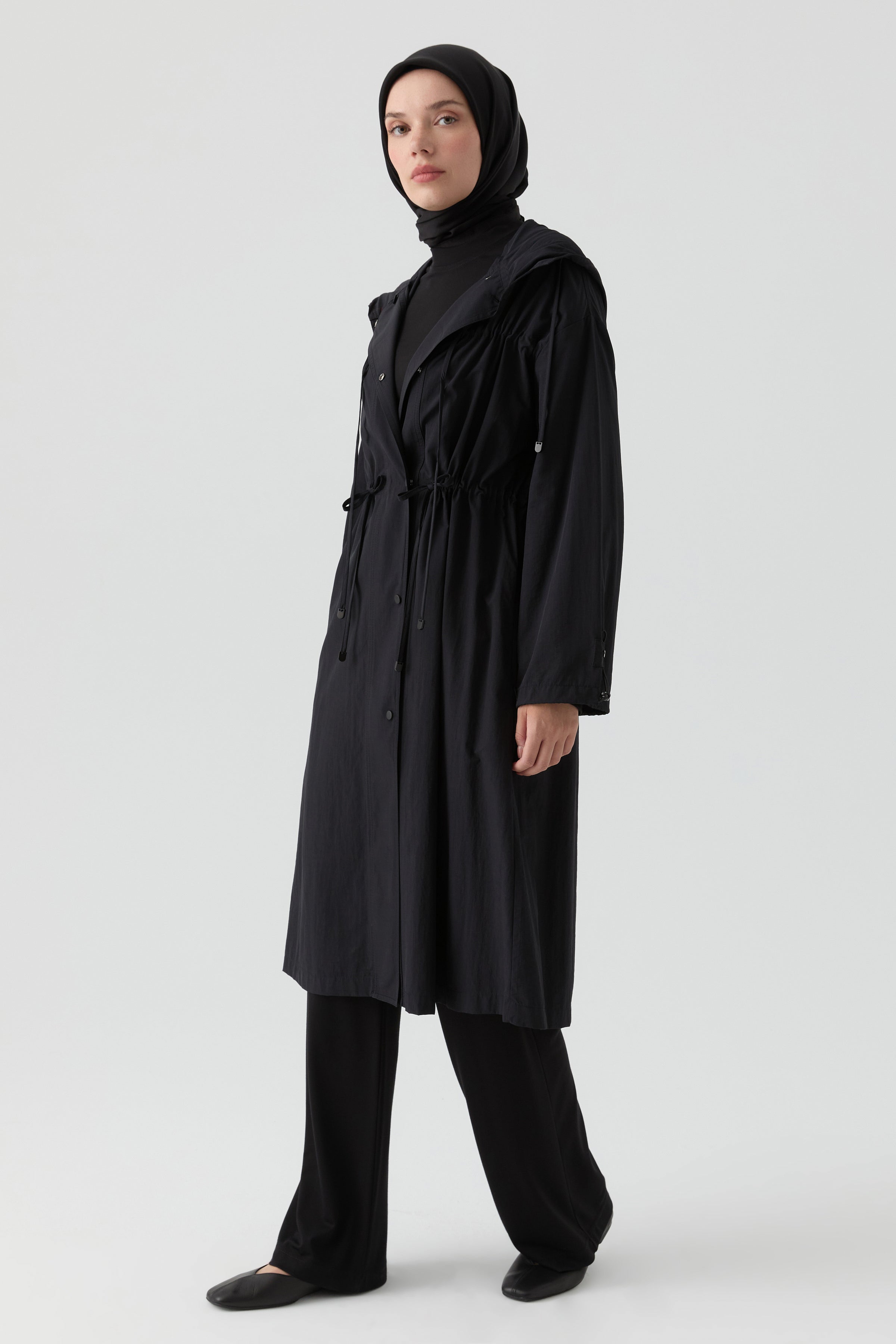 Bağcık Detaylı Yağmurluk - Siyah TUGBA