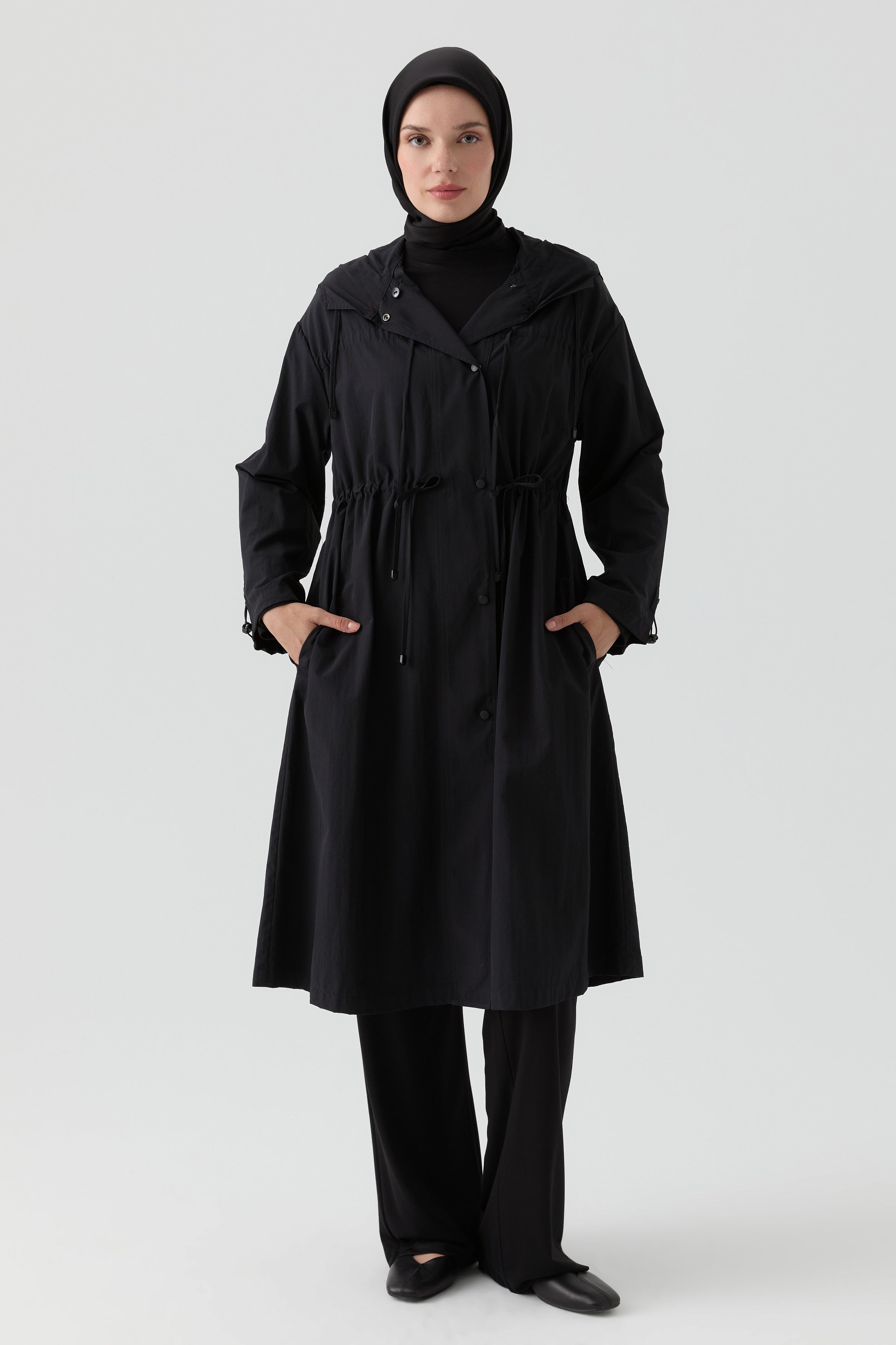 Bağcık Detaylı Yağmurluk - Siyah TUGBA