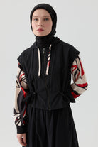 Kombin Bağcıklı Kapüşonlu Yelek - Siyah TUGBA