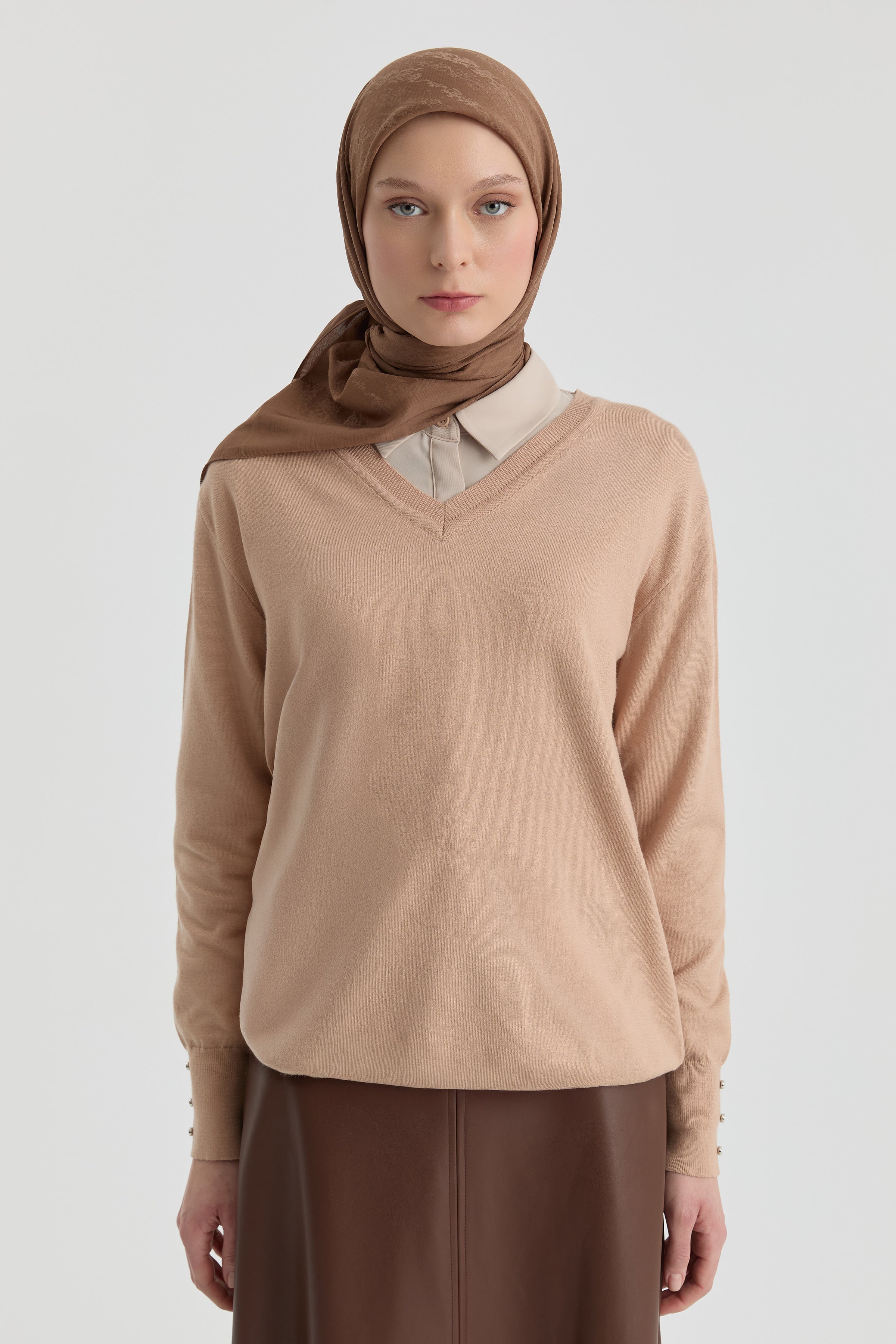 V Yaka Kol Düğme Detaylı Kazak - Camel TUGBA