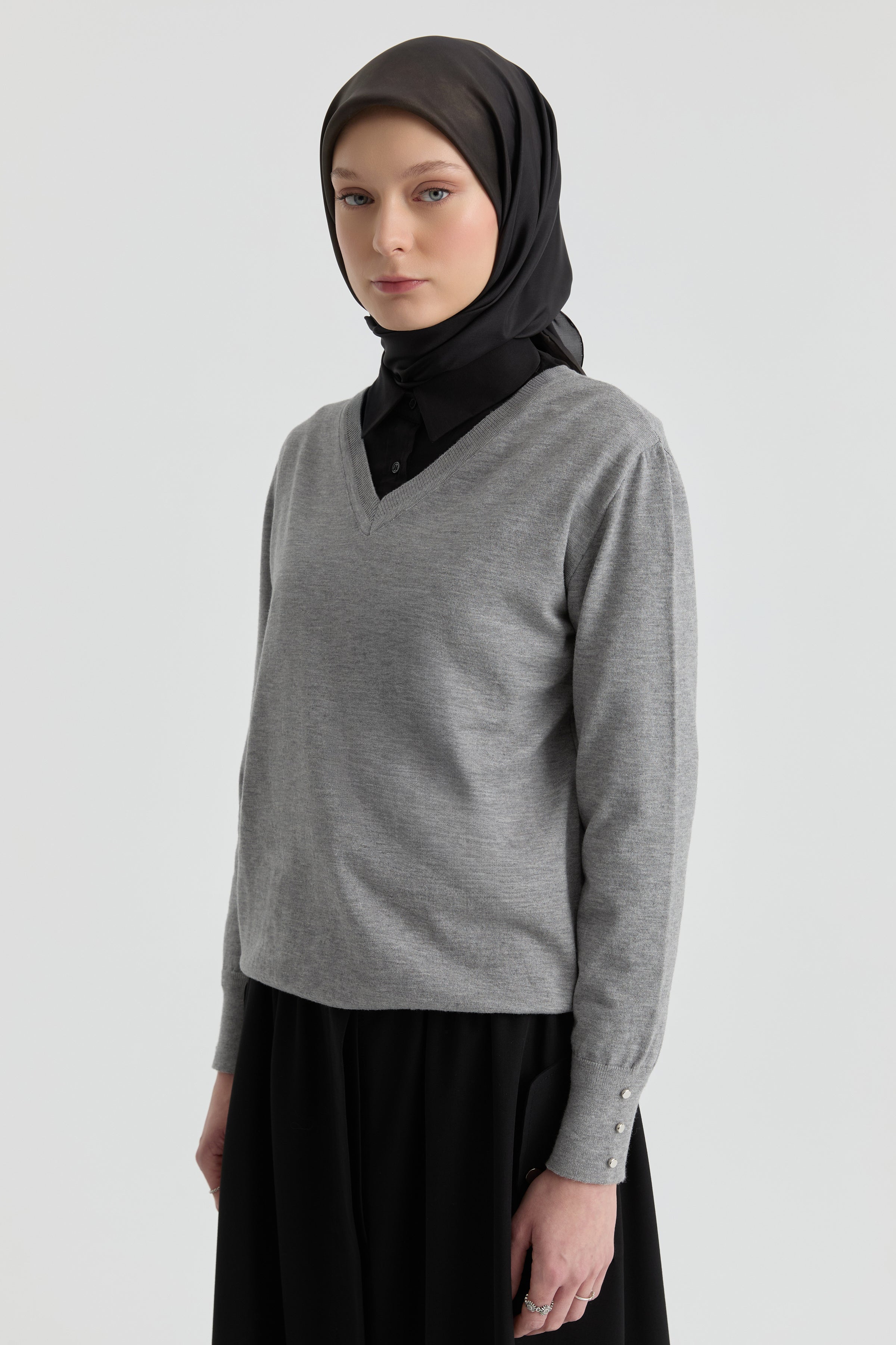 V Yaka Kol Düğme Detaylı Kazak - Gri TUGBA