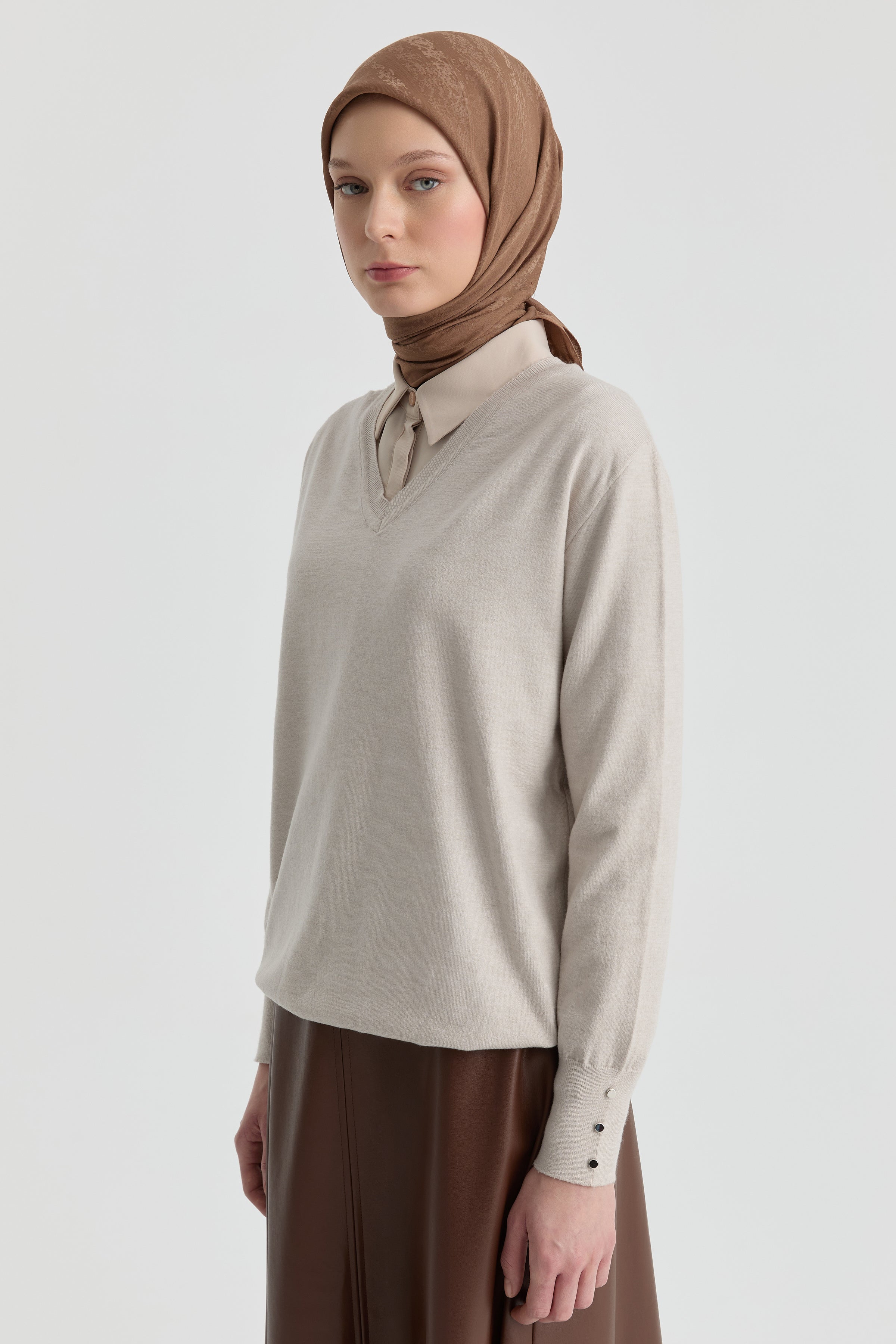 V Yaka Kol Düğme Detaylı Kazak - Taş TUGBA