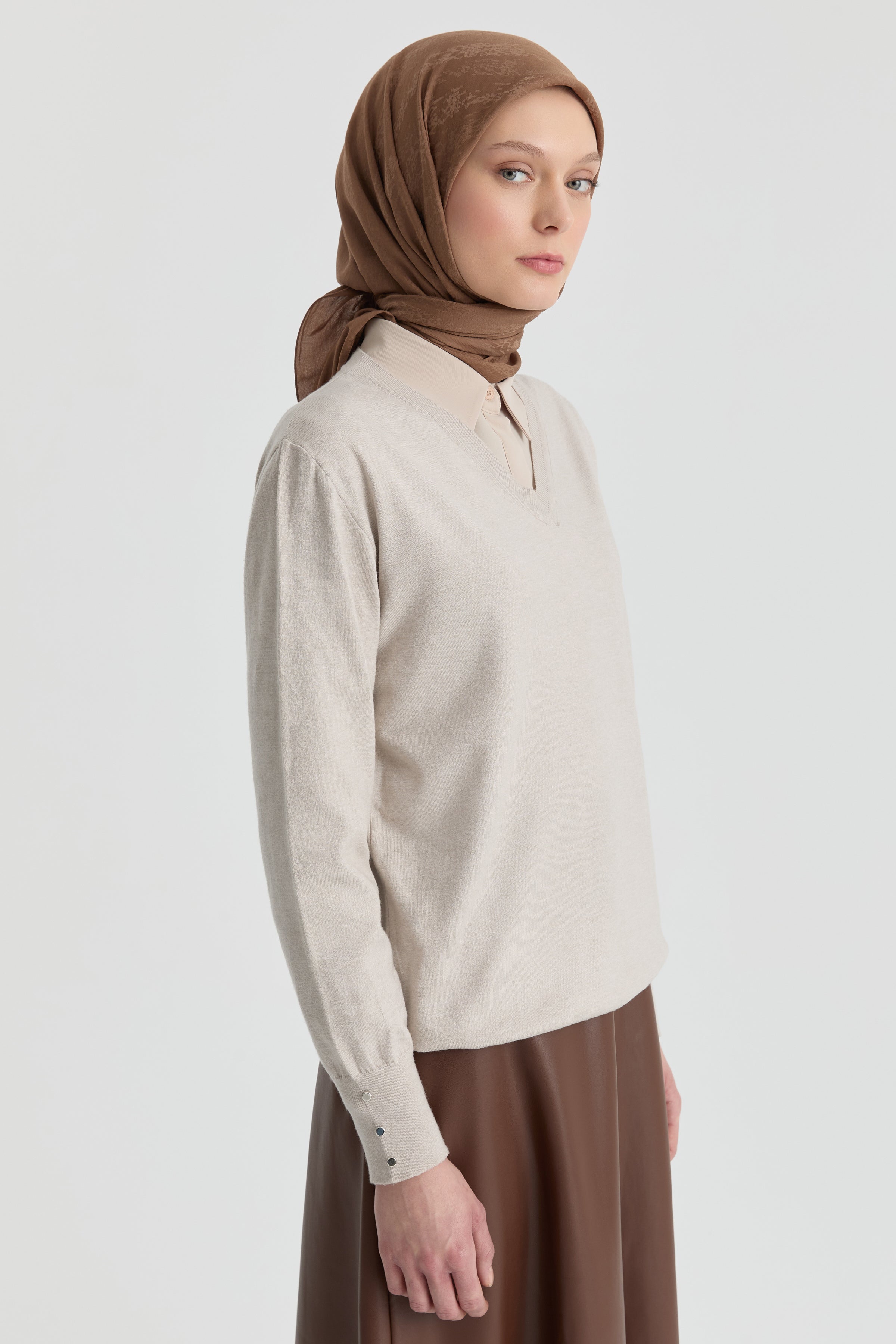 V Yaka Kol Düğme Detaylı Kazak - Taş TUGBA