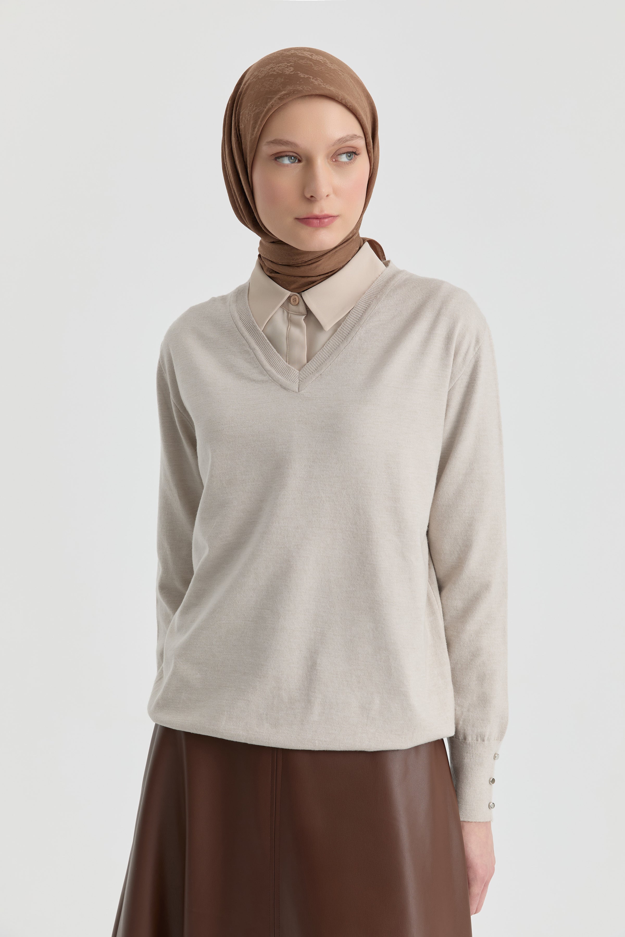 V Yaka Kol Düğme Detaylı Kazak - Taş TUGBA