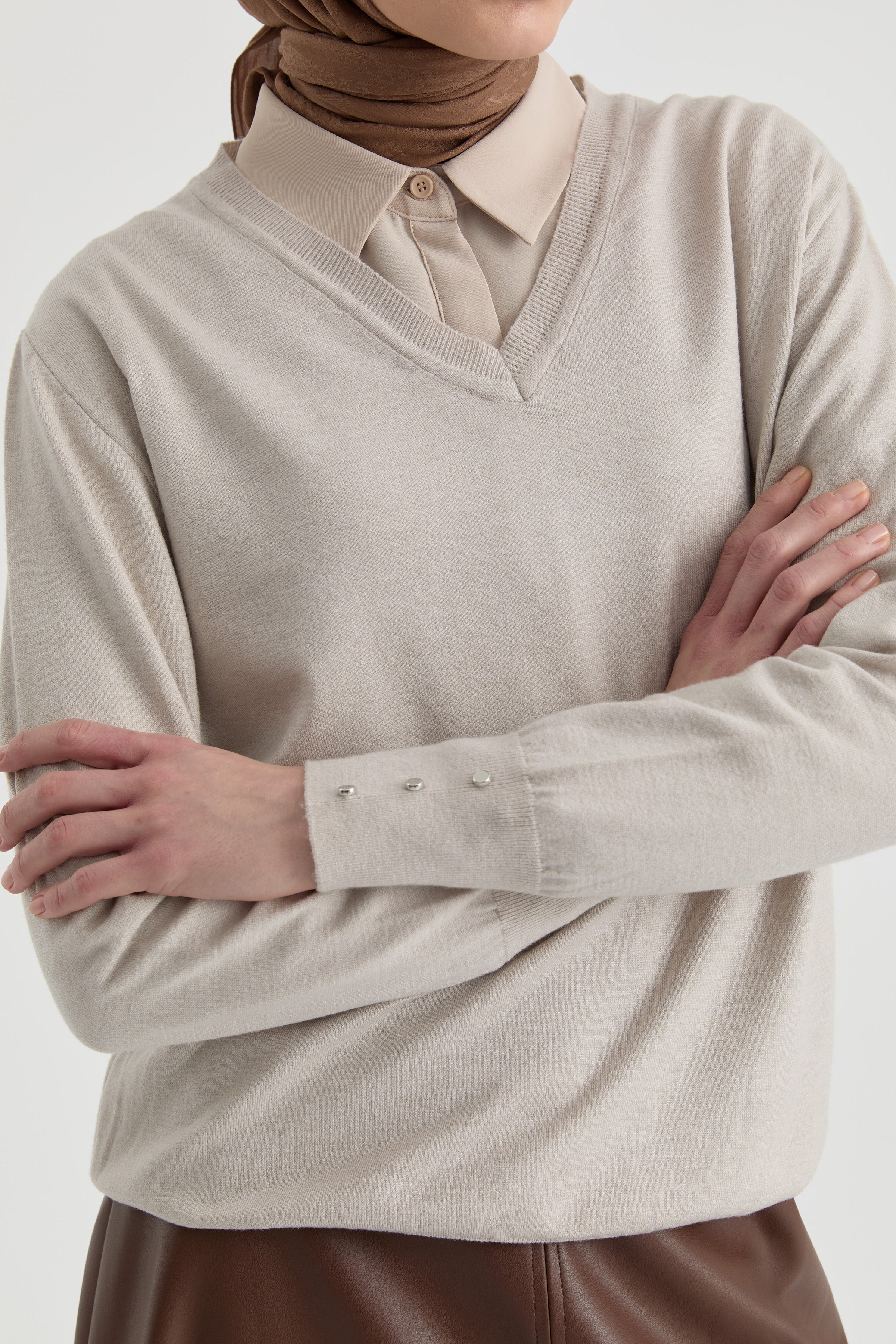 V Yaka Kol Düğme Detaylı Kazak - Taş TUGBA