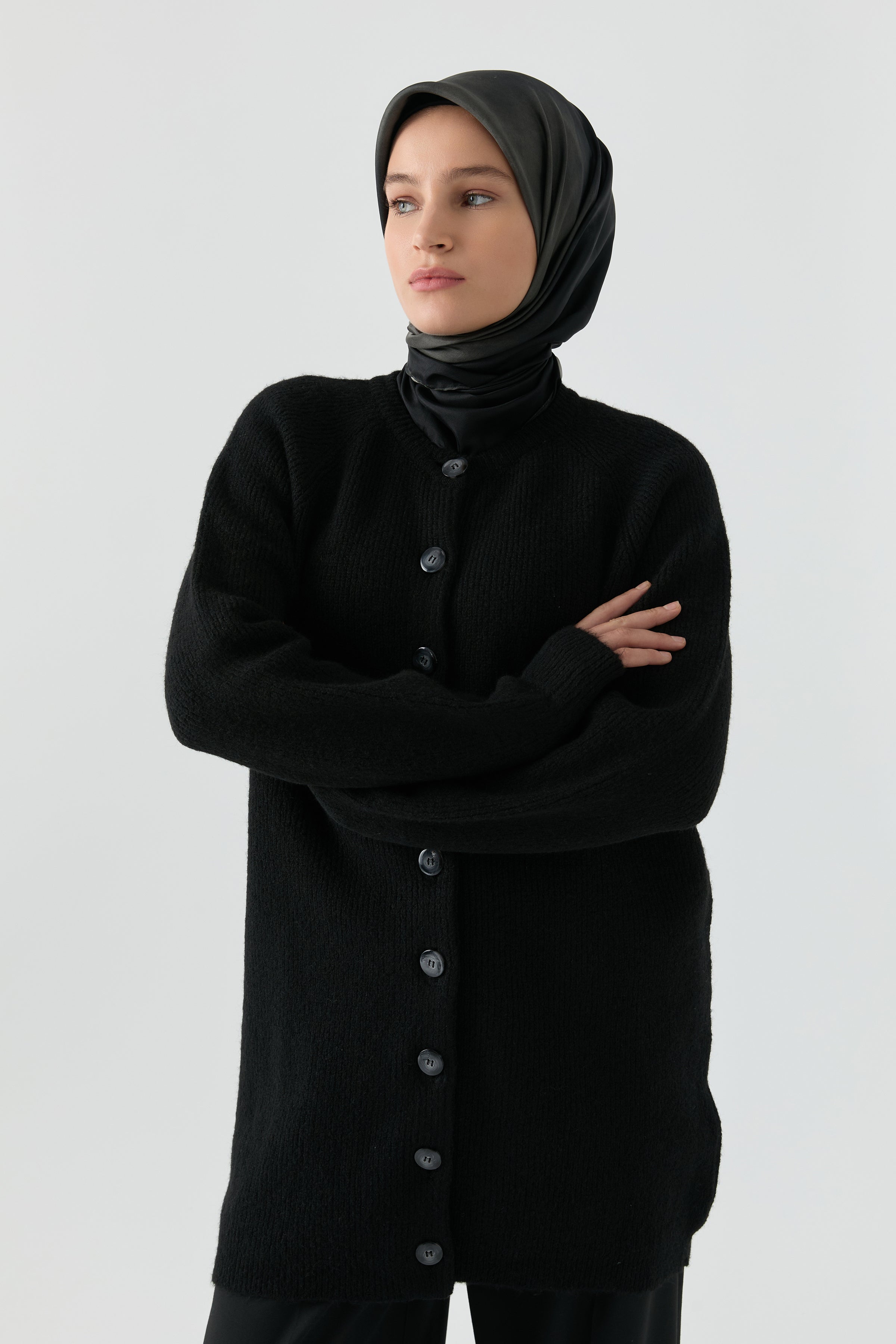 トップス THEVINYLHOUSE ROUND NECK CARDIGAN BLACK Crew Neck Cardigan – TUĞBA